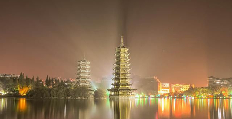 金銀閃爍，日月同輝，桂林日月雙塔夜景亮化賞析